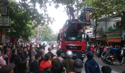 Hàng trăm người hồi hộp xem giải cứu kẻ 'ngáo đá' trèo trên cây